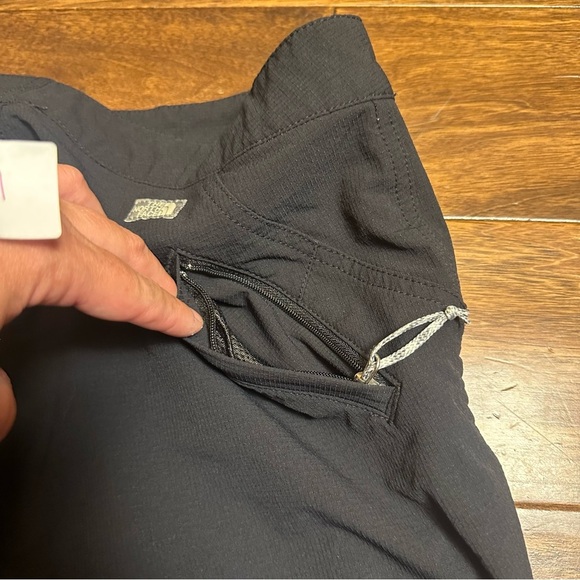 The North Face Women’s Black Shorts Size 4 - Picture 10 of 10